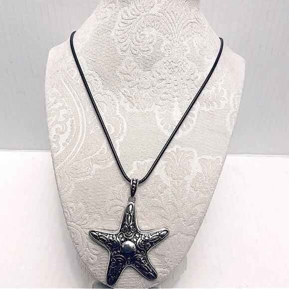 Women’s Beautiful Large Intricate Design Star Sea Fish on Leather Cord Necklace. - Picture 1 of 5